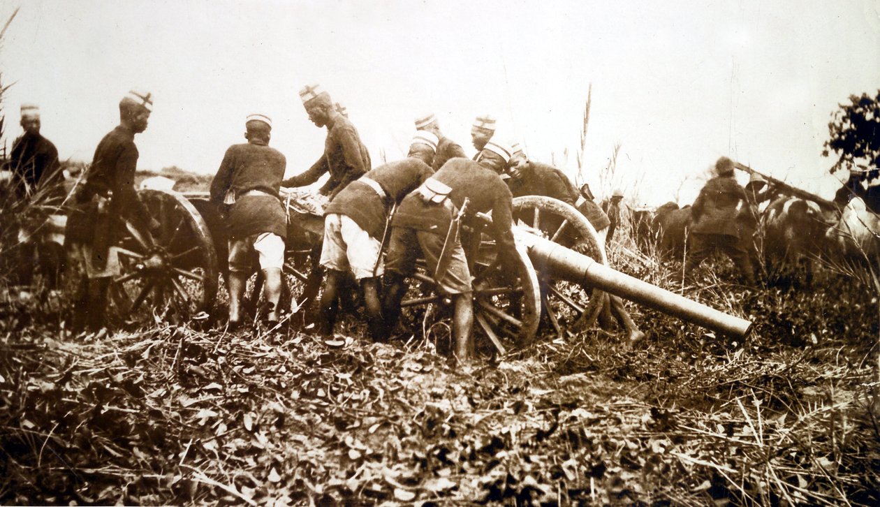 Askaris colocando un cañón de campo en posición, campaña de África Oriental de English Photographer