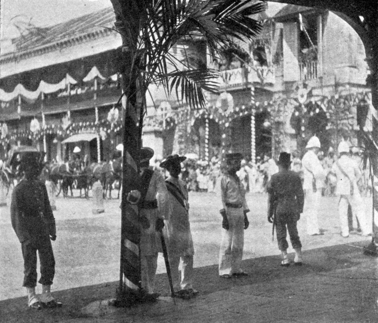 Esperando la llegada del Duque y la Duquesa de York, Singapur, ilustración de The King, 25 de mayo de 1901 de English Photographer