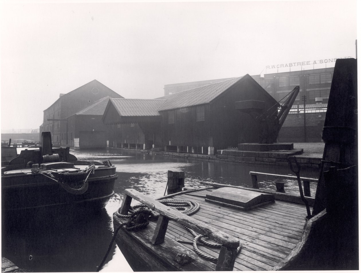 Barcazas en Canal Wharf, Leeds Liverpool Canal, 1951 de English Photographer