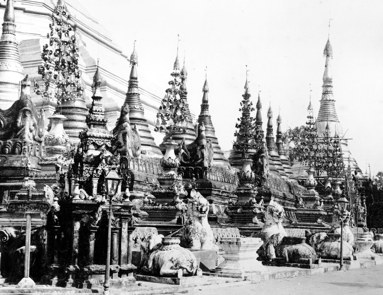Base de la pagoda Shwedagon en Rangún, Birmania, c.1886 de English Photographer