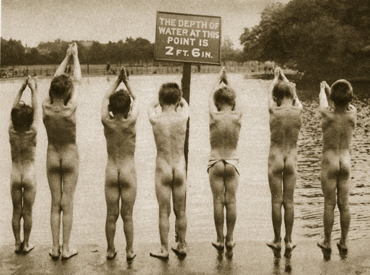 Niños bañándose en el parque, Clapham 1926 de English Photographer