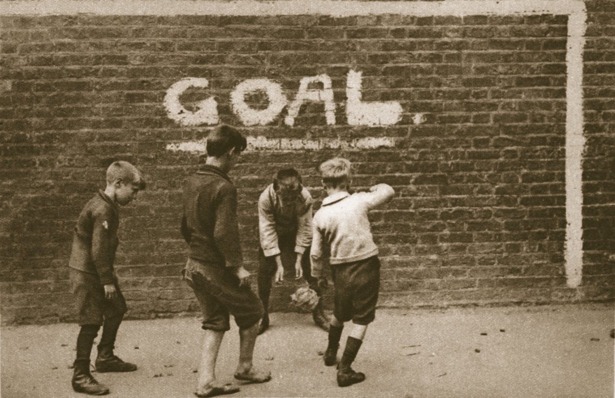 Niños jugando en el East End, de Wonderful London, publicado 1926-27 de English Photographer
