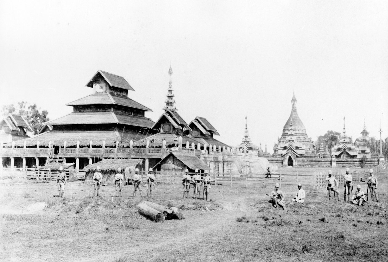 Soldados británicos frente al Palacio de Wuntho y el monasterio budista, 1891 de English Photographer