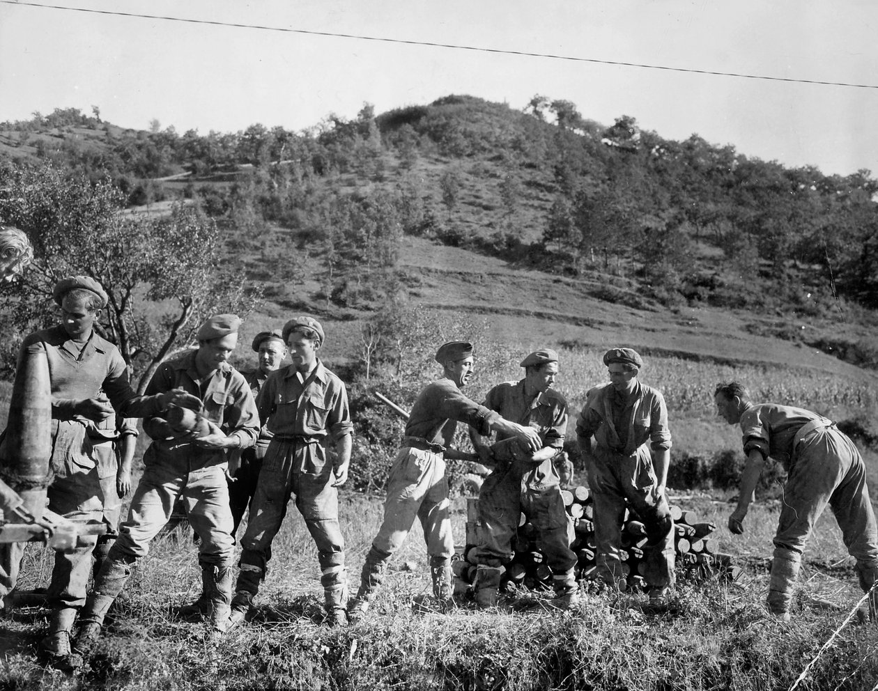 Tropas británicas apilando proyectiles, Italia, 1944 de English Photographer