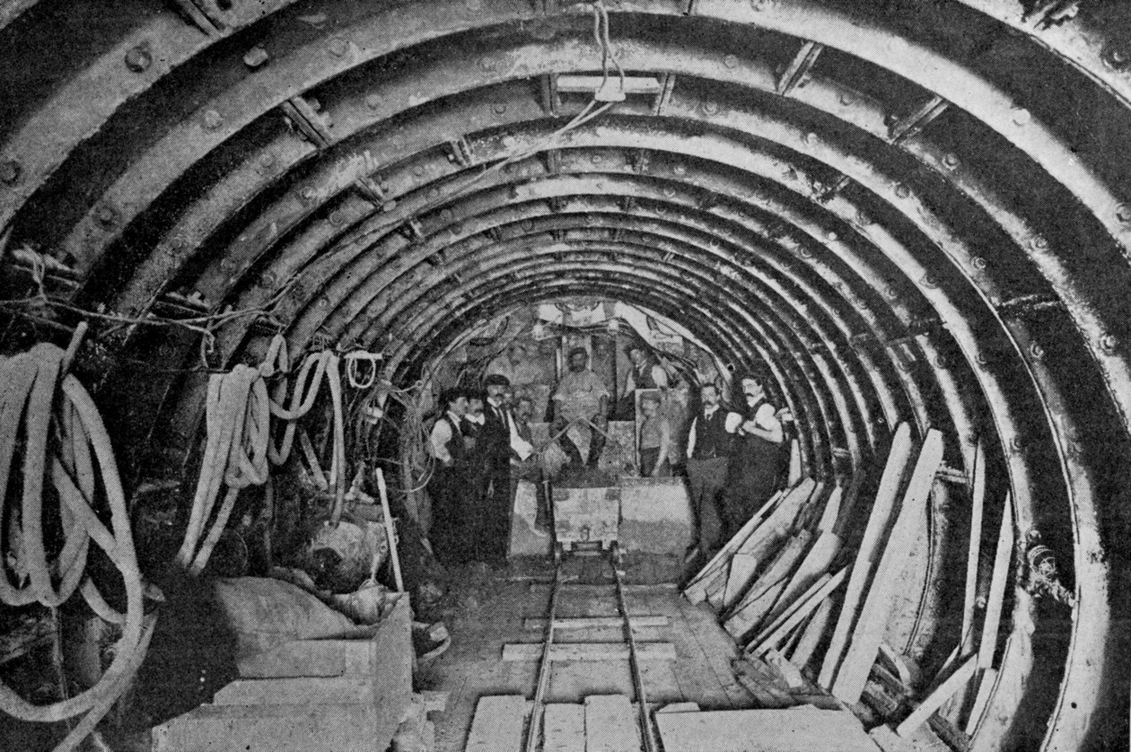 Construcción del alcantarillado de Bow y Victoria Park, ilustración de The King, 1 de junio de 1901 de English Photographer