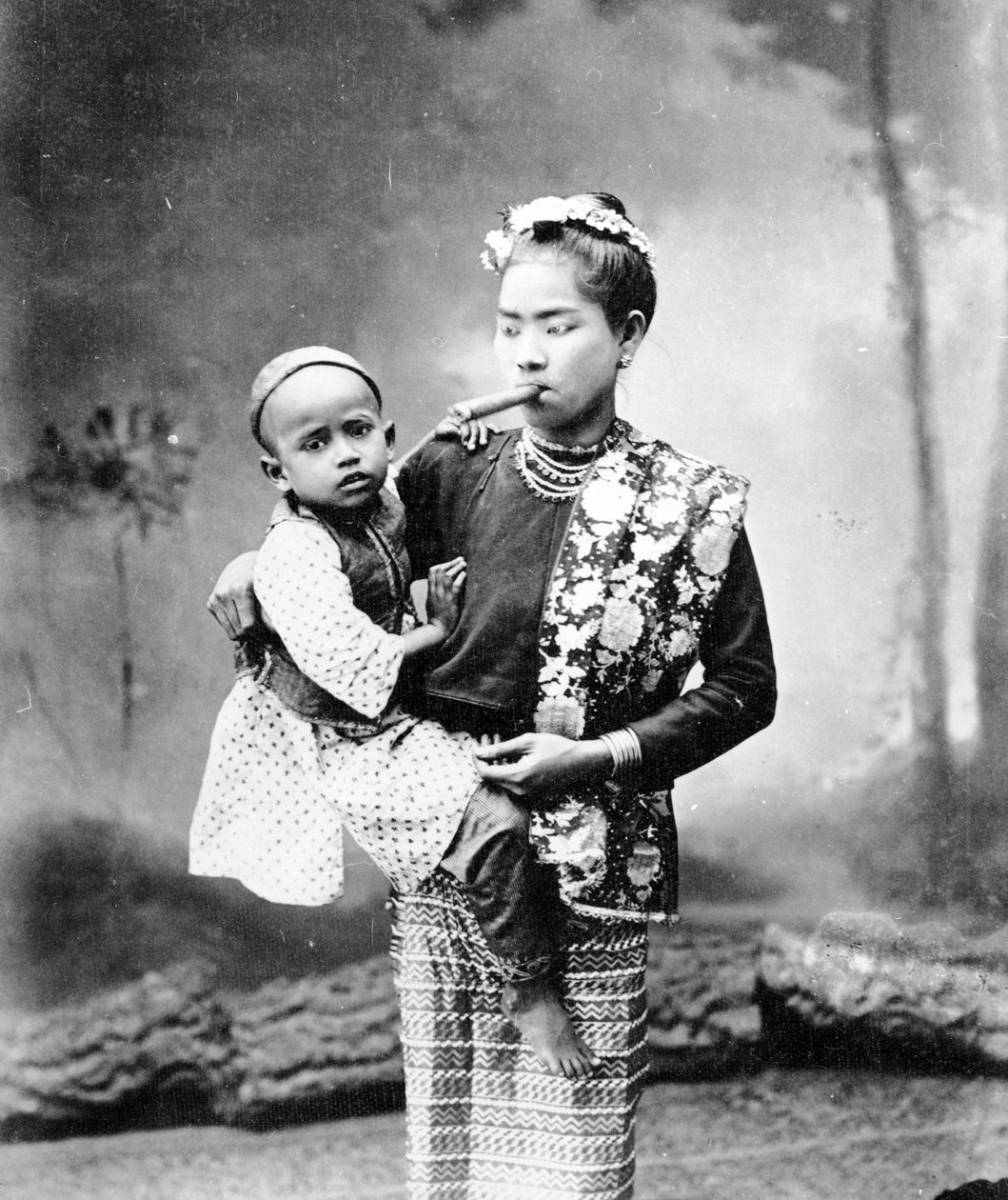 Mujer birmana con niño y fumando un cheroot, c.1870-90 de English Photographer