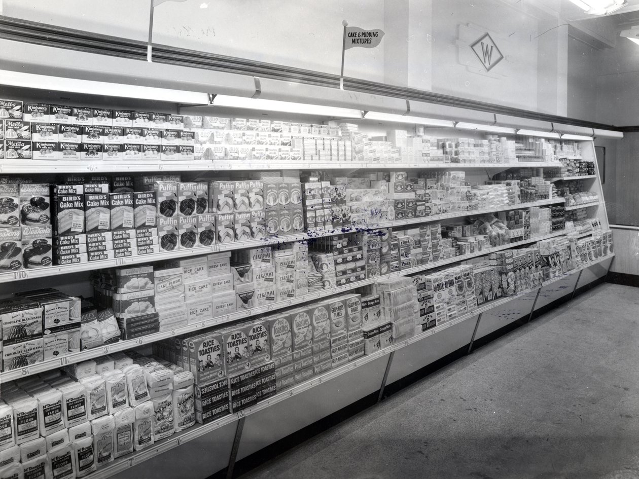 Pasillo de mezcla de pasteles y pudines, tienda Woolworths, 1956 de English Photographer