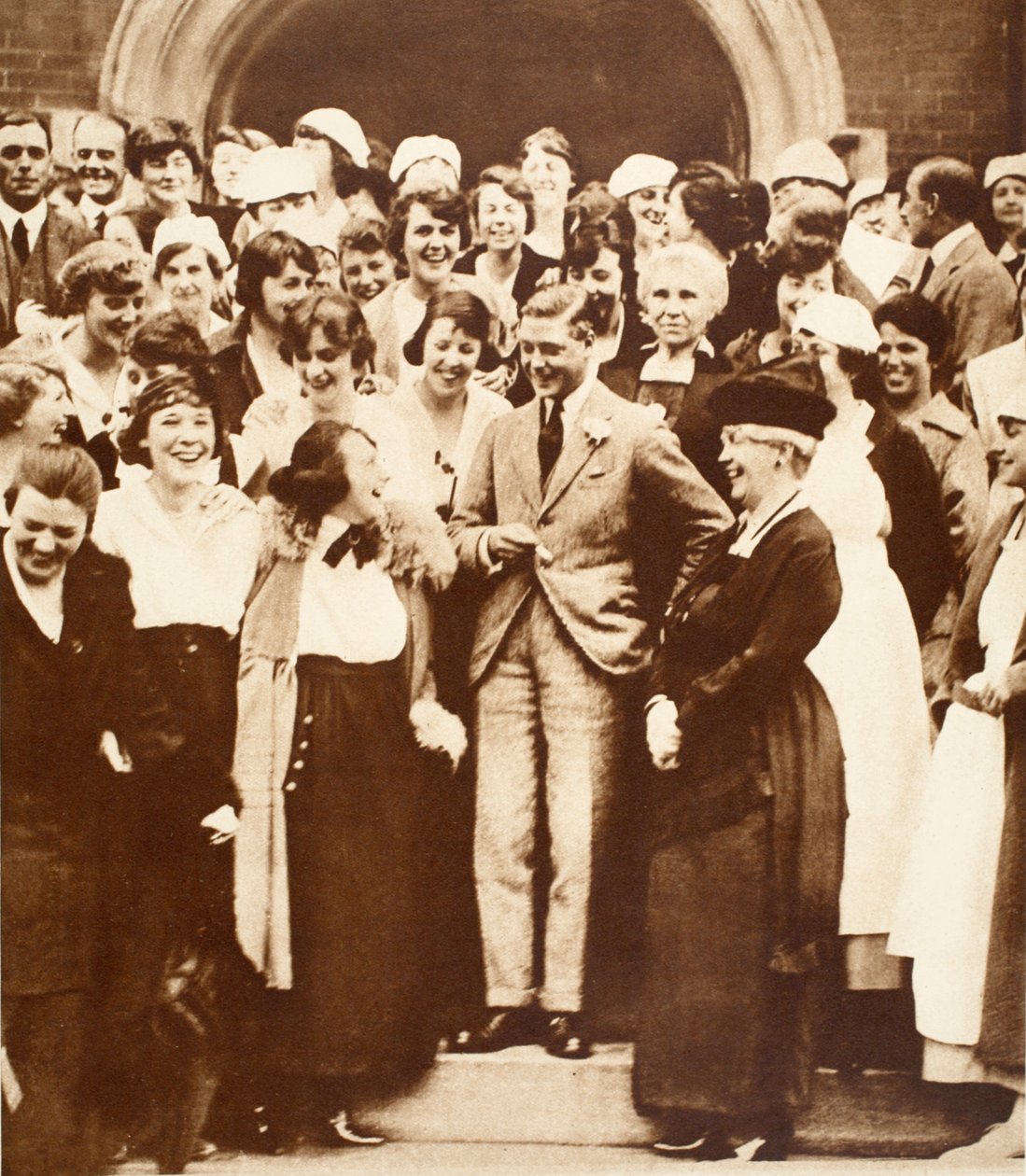 Mujeres canadienses cuentan un chiste al Rey Eduardo VIII en el Ontario Agricultural College, 1919 de English Photographer