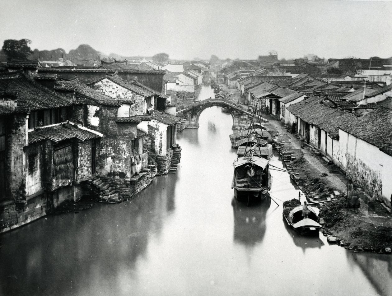 Canal en Pekín, c.1865-70 de English Photographer