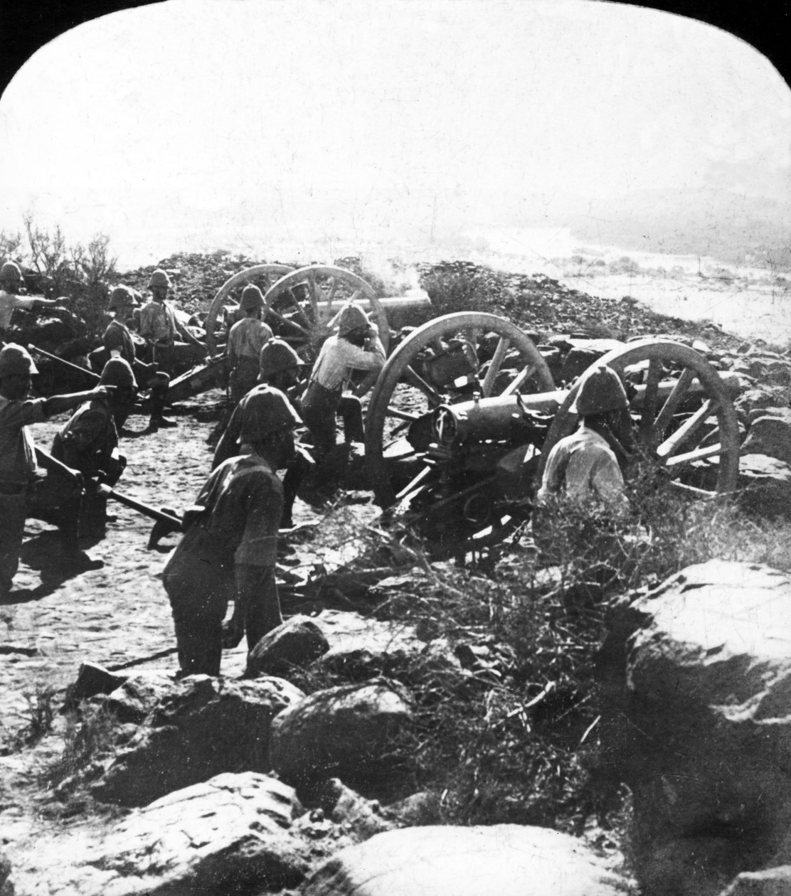 Artillería de la guarnición del Cabo atacando a los bóers en el río Modder, Sudáfrica, 1899 de English Photographer