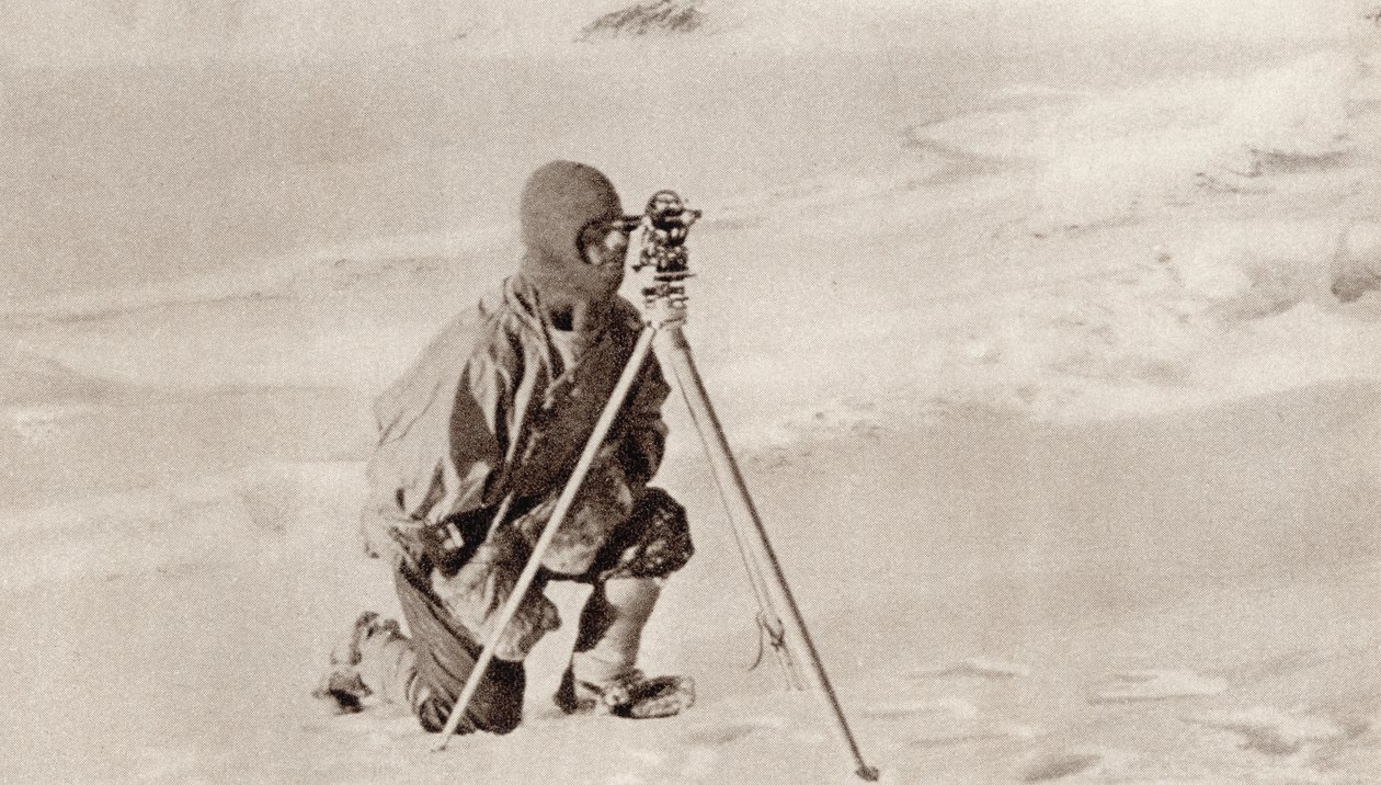 El Capitán Evans observando con el teodolito usado por el Capitán Scott para fijar la posición del Polo Sur, de 