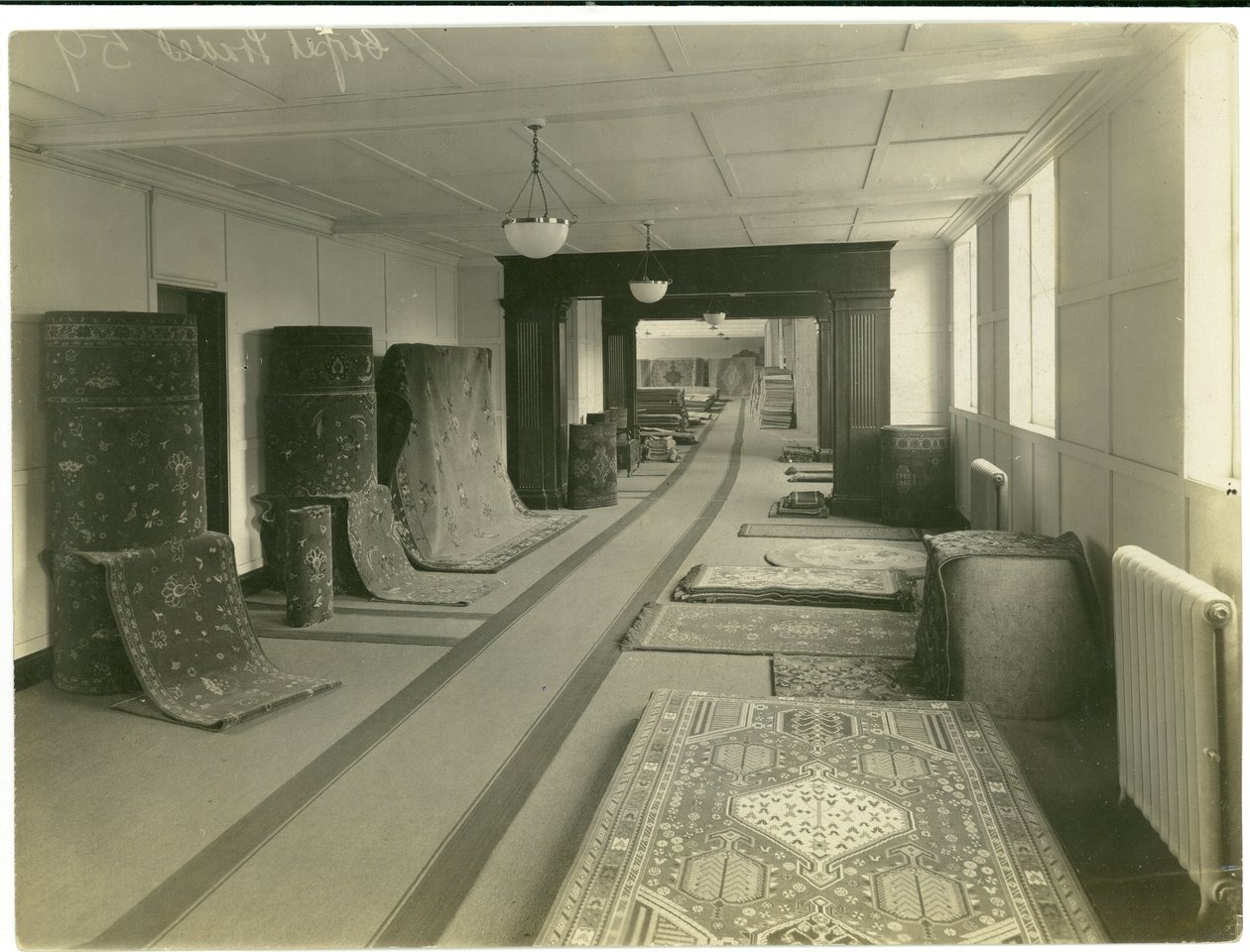 Carpet Trades, sala de exposición principal, 1923 de English Photographer