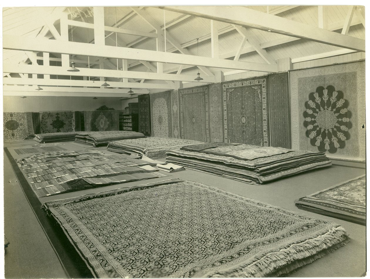 Carpet Trades, sala de exposición principal, 1923 de English Photographer