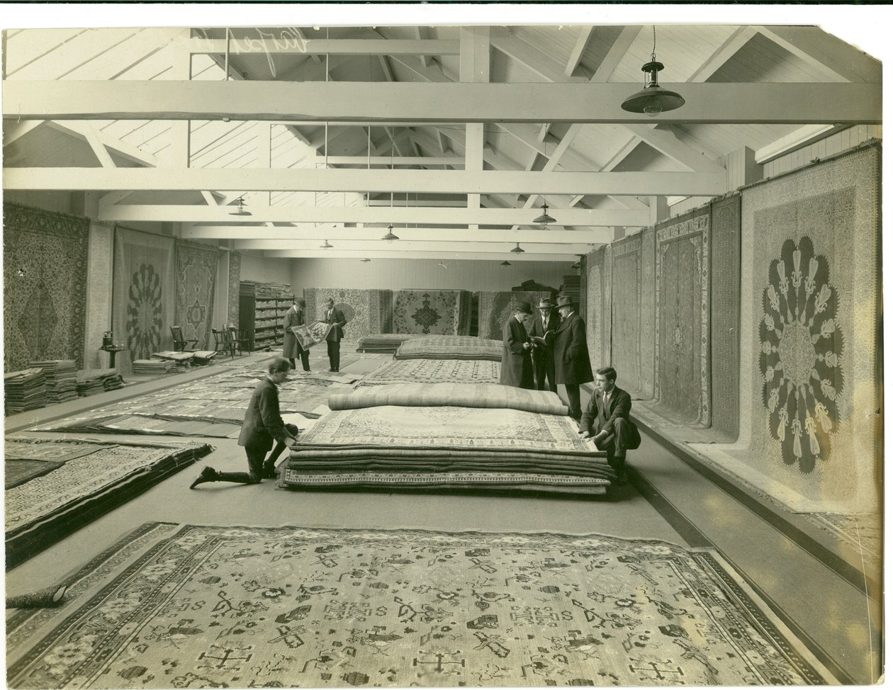 Carpet Trades, sala de exposición principal, 1923 de English Photographer