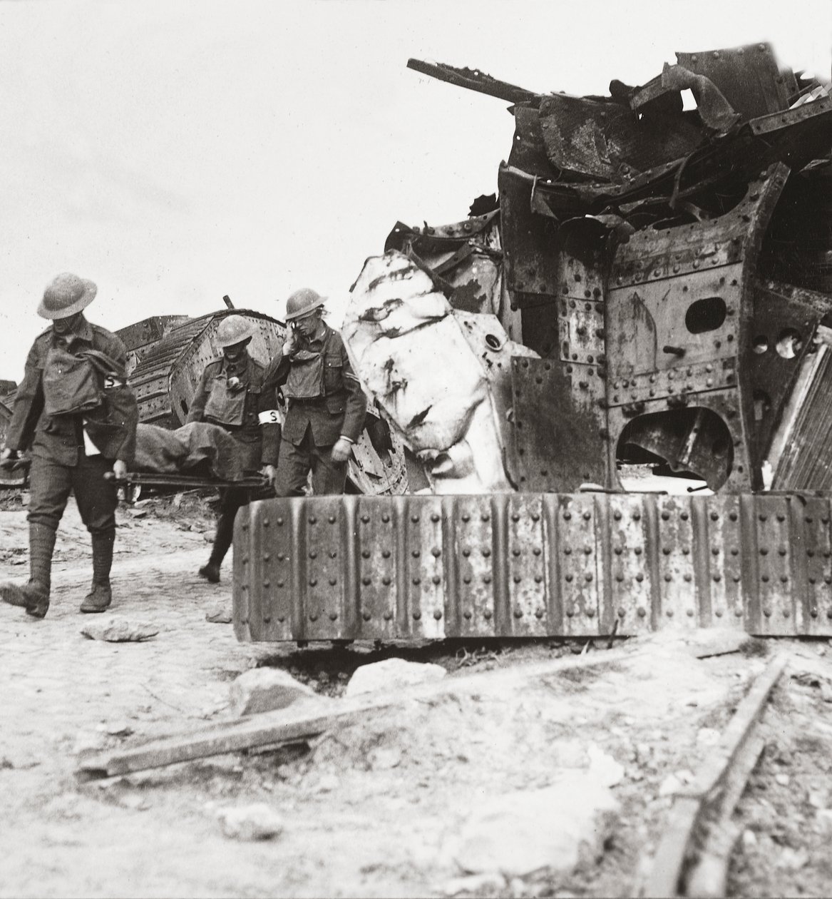 Heridos regresando de la línea, pasan por tanques destrozados en la Batalla de los Tanques, Villers-Bretonneux, 24 de abril de 1918 de English Photographer