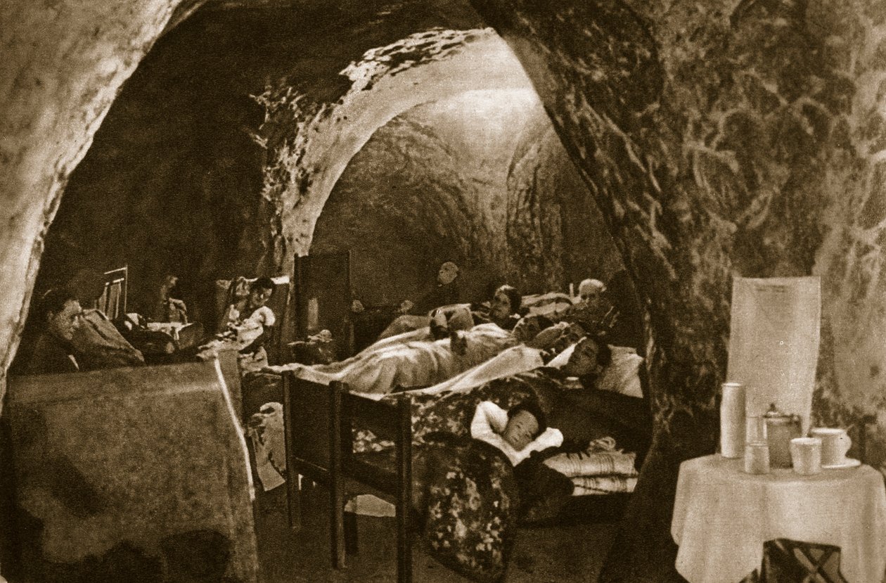 Viviendas en cuevas en la costa inglesa utilizadas como refugios antiaéreos, 1940 de English Photographer