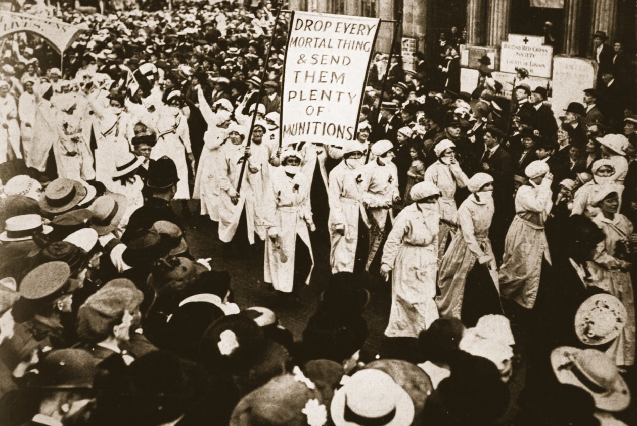 Animados por el Secretario de Guerra: municioneros en la procesión, de The Illustrated War News, 26 de julio de 1916 de English Photographer