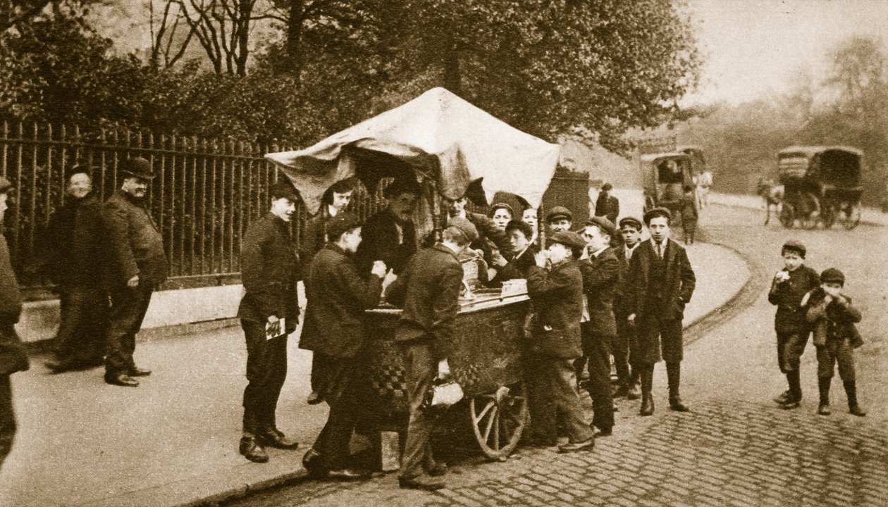 Niños comprando helado a un vendedor italiano de English Photographer