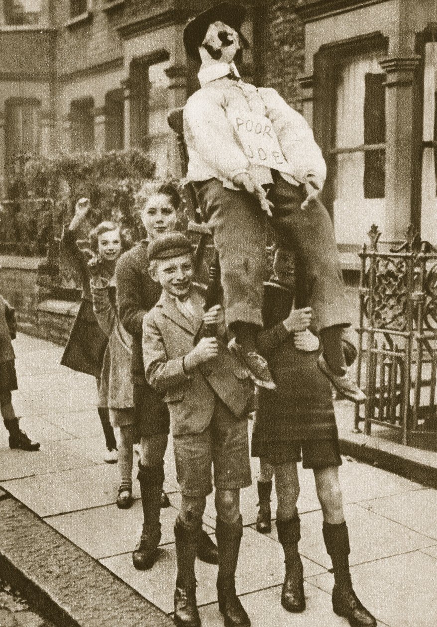 Niños llevando un Guy Fawkes en la Noche de las Hogueras de English Photographer