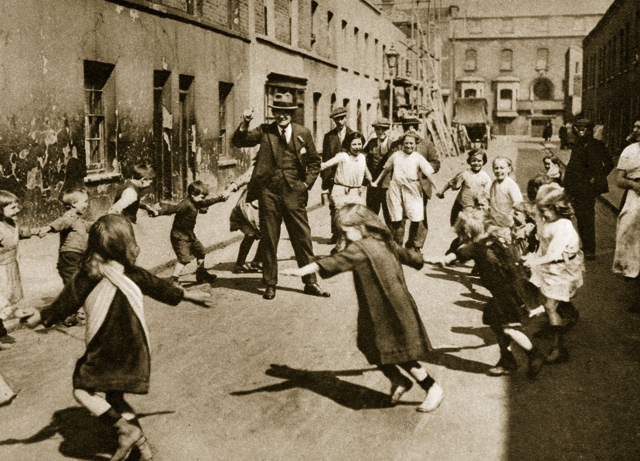 Niños bailando al ritmo de la música callejera de English Photographer