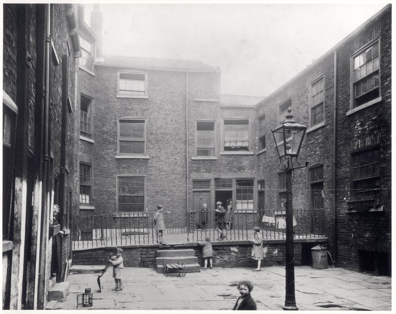 Niños jugando en Hirst Square, Leeds, antes de ser demolido para dar paso al nuevo Civic Hall, 29 de julio de 1930 de English Photographer