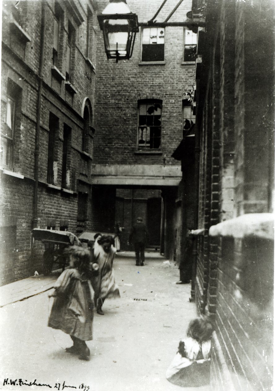 Niños jugando en un barrio pobre, 1899 de English Photographer