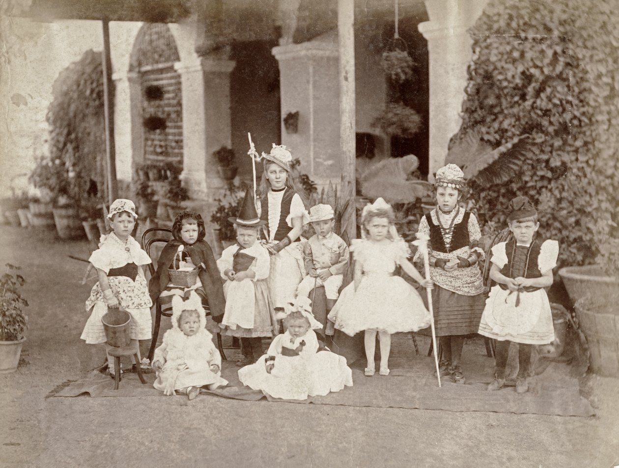 Fiesta de disfraces infantiles en India, finales del siglo XIX de English Photographer