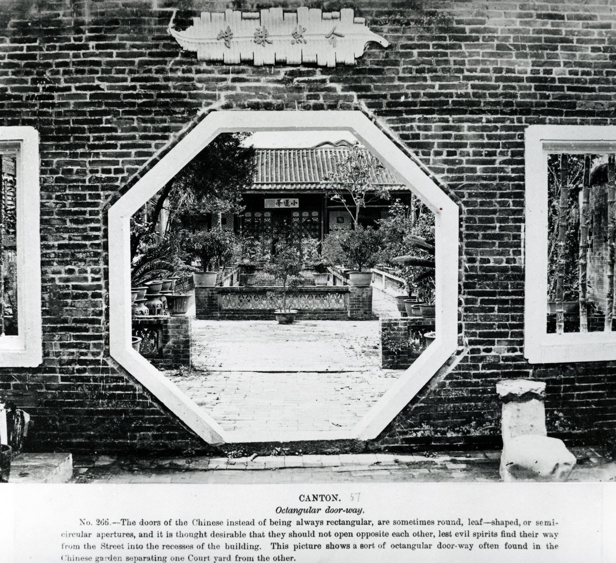 Puerta octagonal china, c.1870 de English Photographer