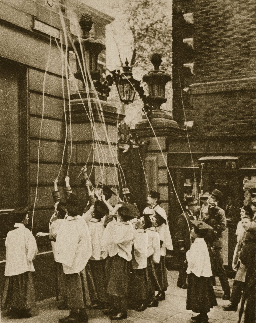 Niños del coro de St. Clement Danes marcando los límites de su parroquia de English Photographer