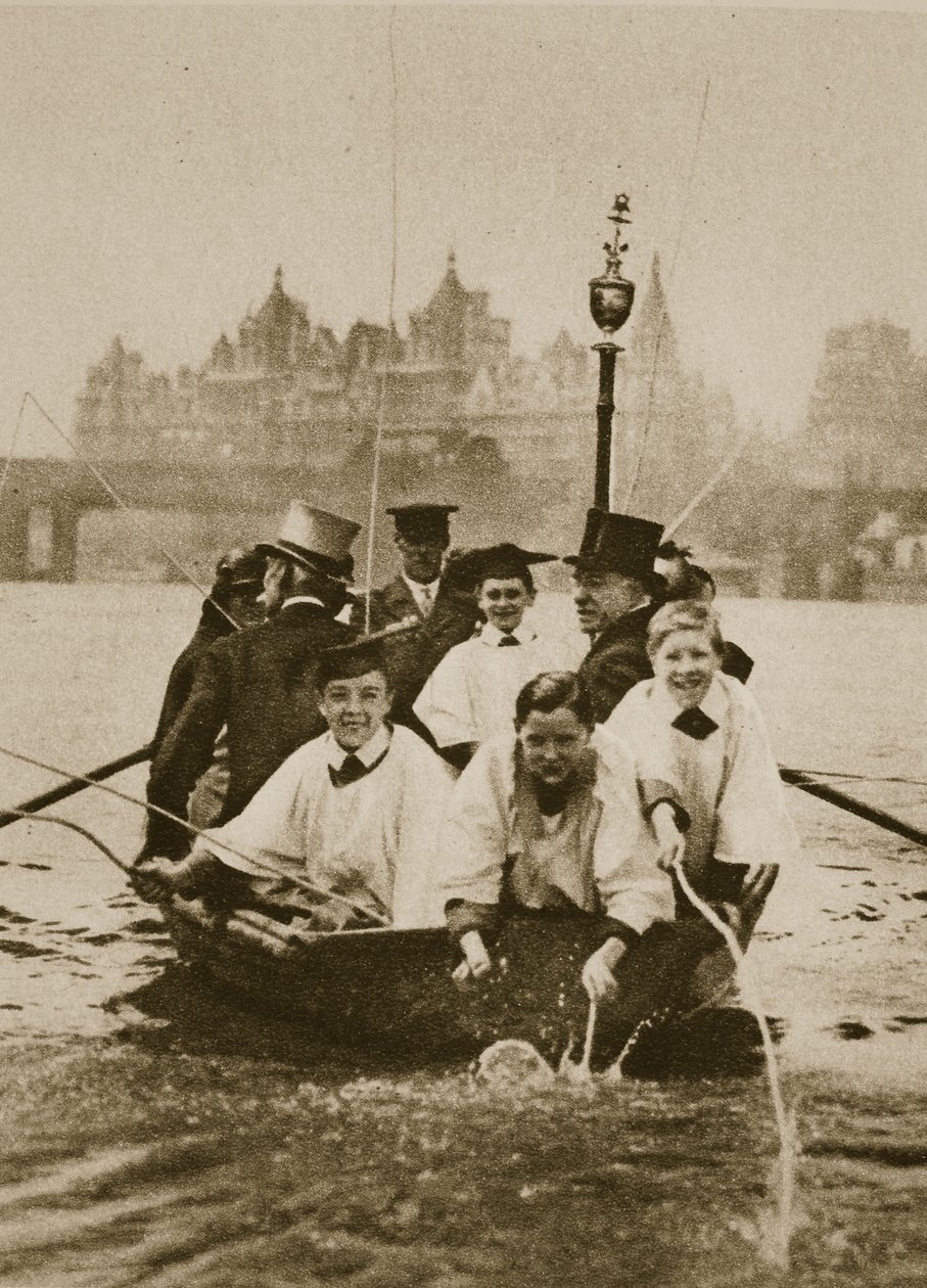 Niños del coro de St. Clement Danes marcando los límites de su parroquia, en un bote en el Támesis de English Photographer