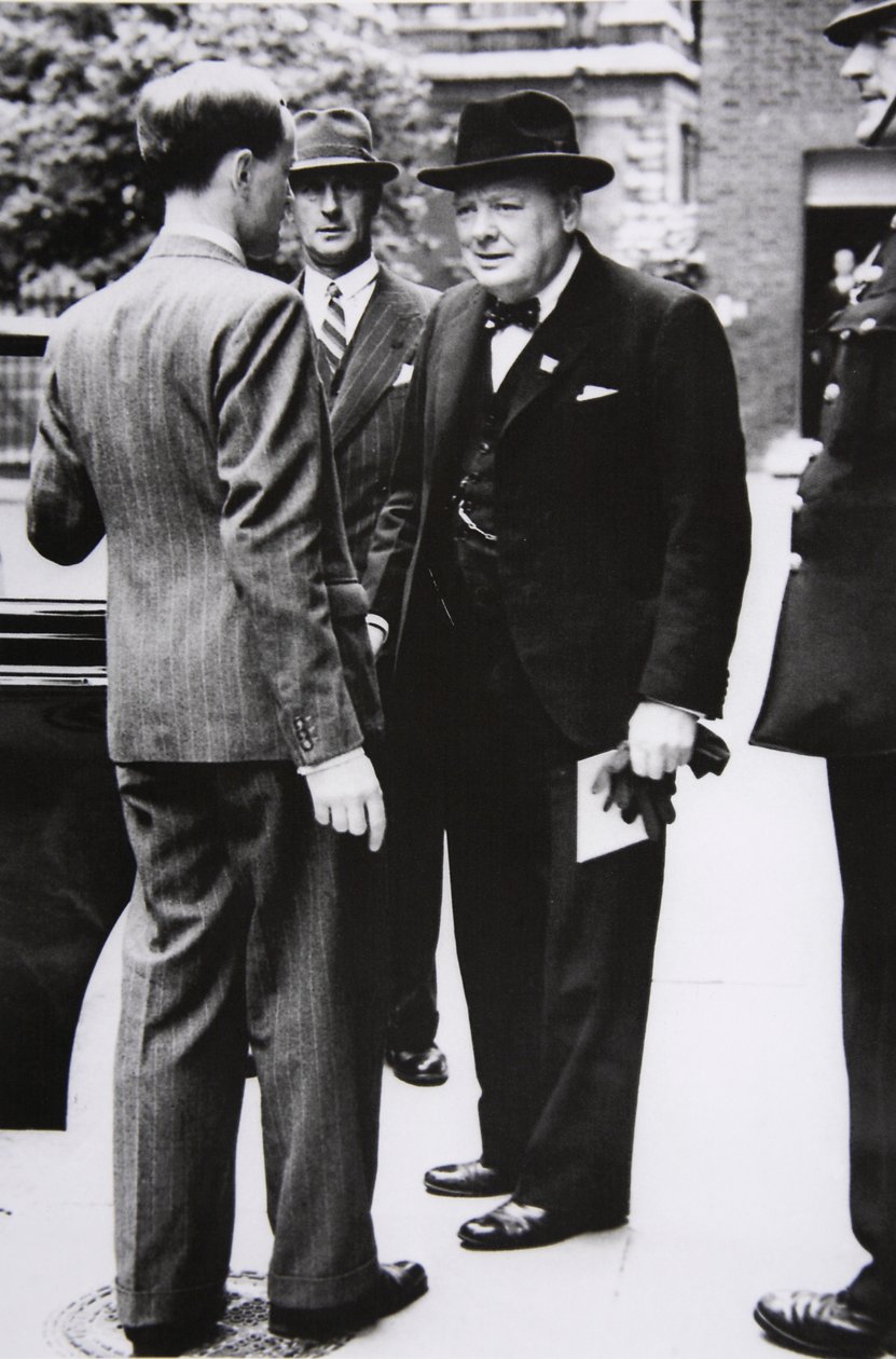 Churchill sale de Downing Street hacia el Palacio de Buckingham, para llevar una carta del presidente de EE.UU. al Rey Jorge VI, 1941 de English Photographer