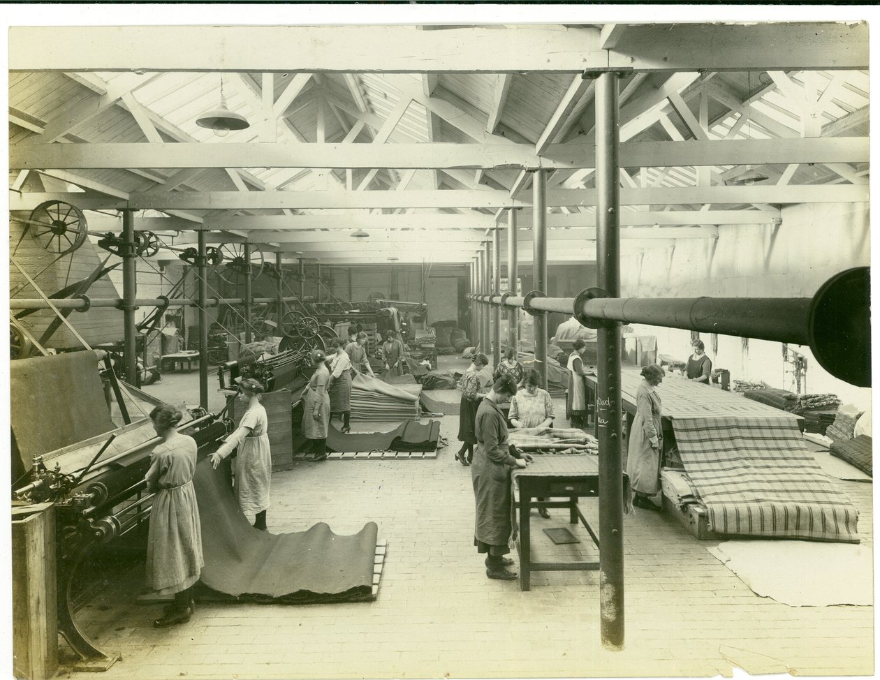 Sala de acabado de tela, molino Long Meadow, 1923 de English Photographer