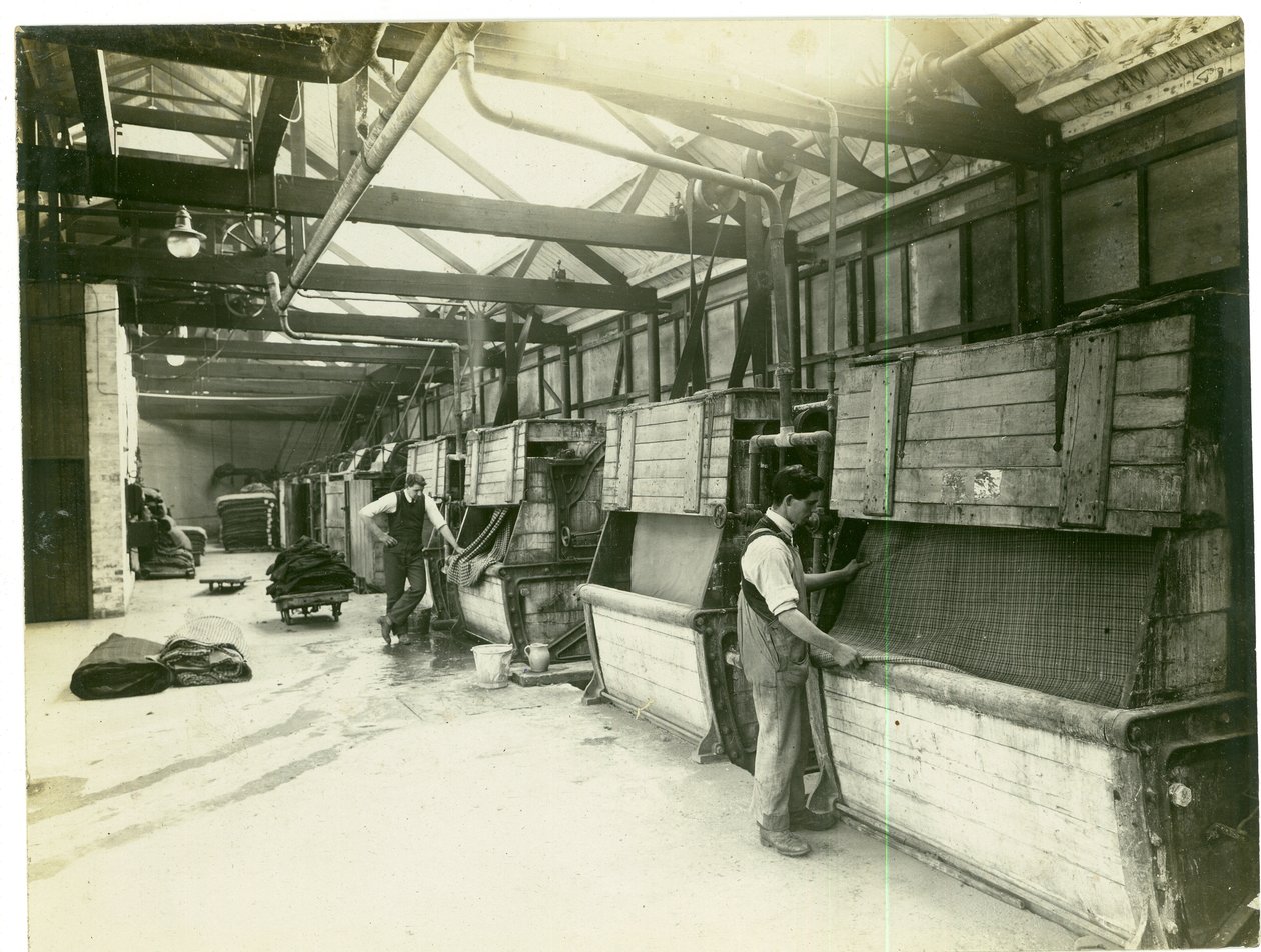 Departamento de molienda de tela, molino Long Meadow, 1923 de English Photographer