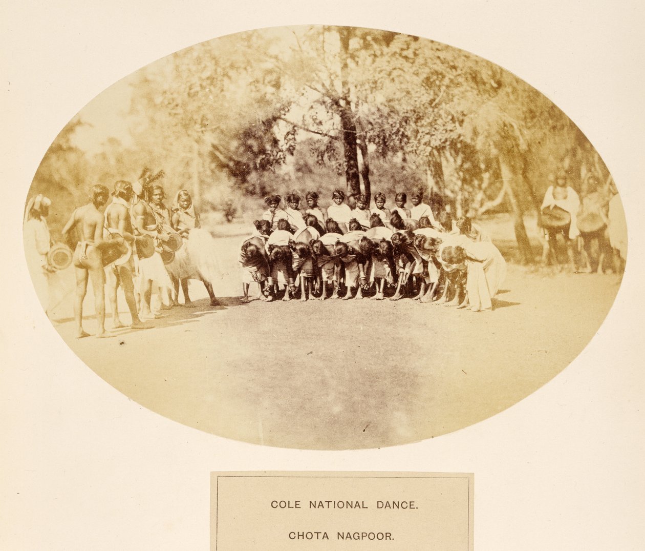 Danza Nacional Cole, Chota Nagpoor, de The People of India, por J. Forbes Watson, publicado en 1868 de English Photographer