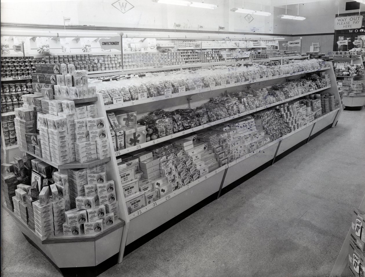Pasillo de confitería, tienda Woolworths, 1956 de English Photographer