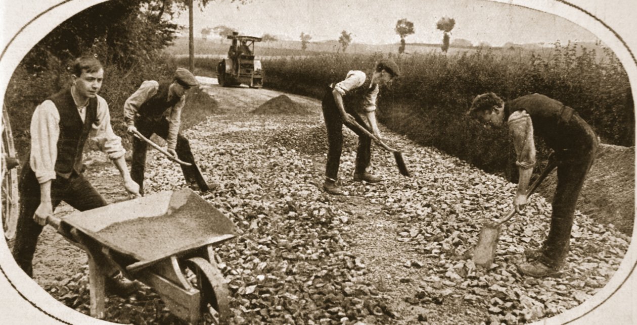 Objetores de conciencia empleados útilmente: hombres del N.C.C. en una carretera militar, ilustración de The Illustrated War News, 23 de agosto de 1917 de English Photographer