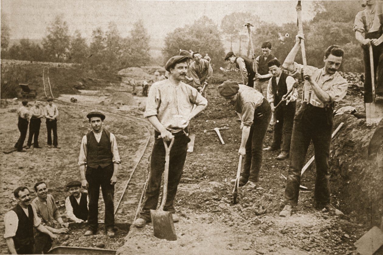 Objetores de conciencia empleados útilmente: hombres del N.C.C. en una carretera militar, ilustración de The Illustrated War News, 23 de agosto de 1917 de English Photographer
