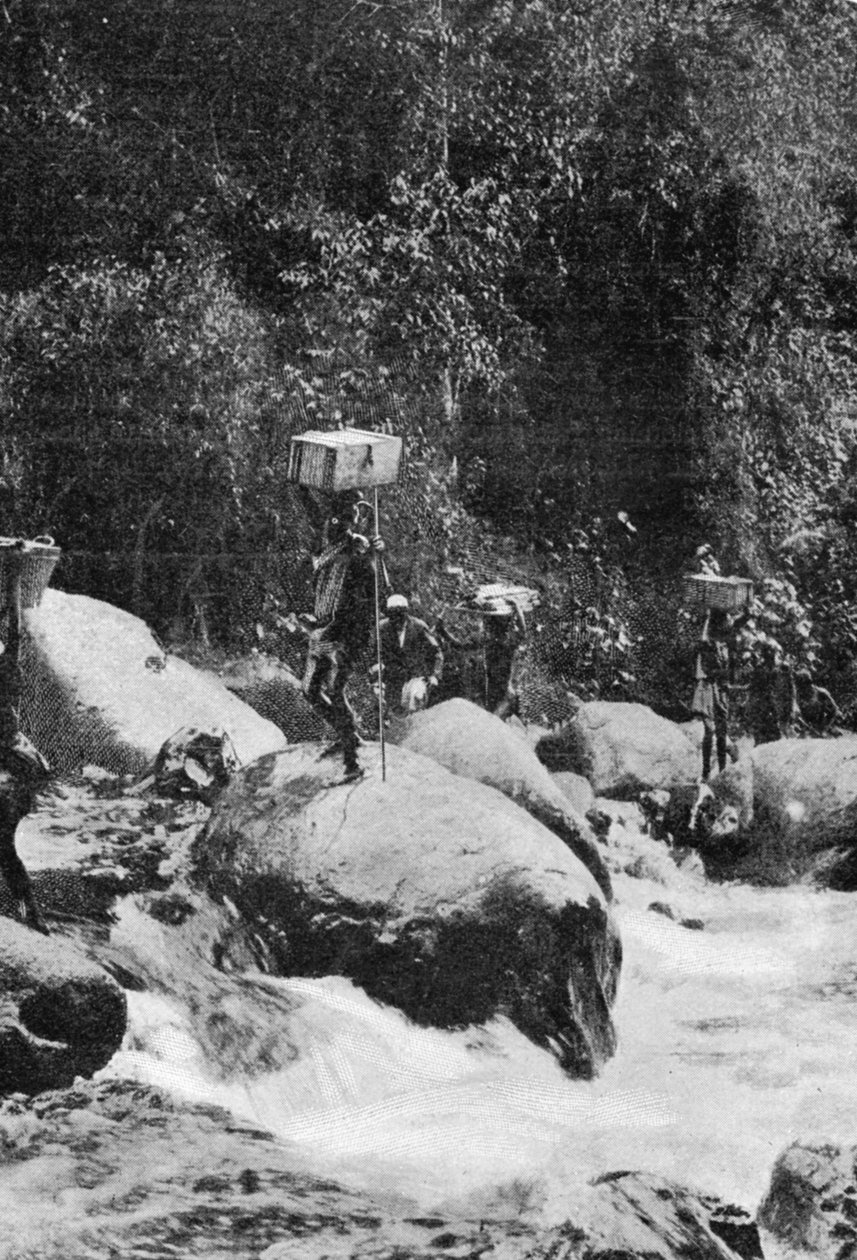 Cruzando un torrente en las laderas del Ruwenzori, de un artículo titulado A las Montañas de la Luna publicado en The Graphic, 27 de octubre de 1906 de English Photographer