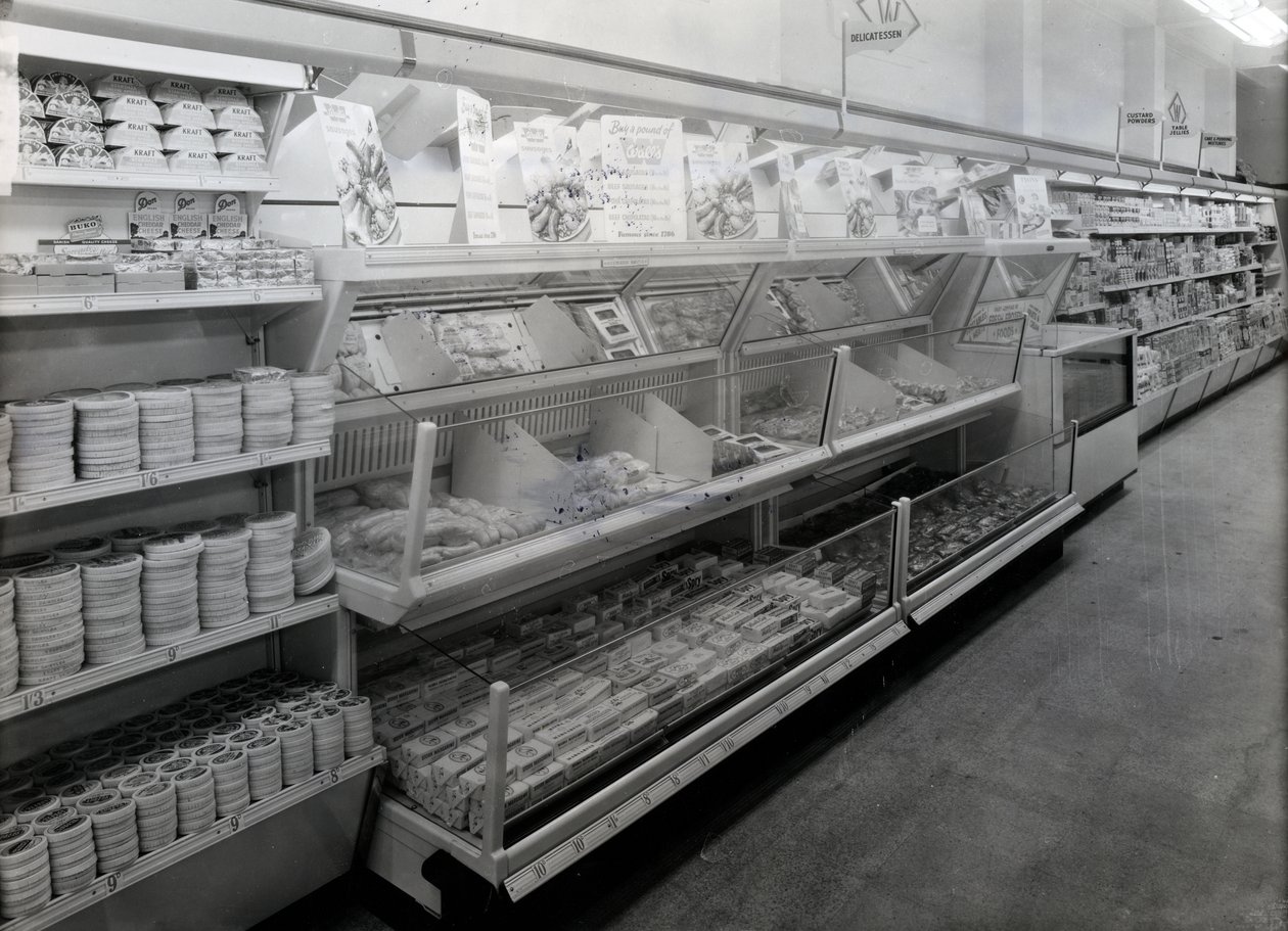Pasillo de delicatessen, tienda Woolworths, 1956 de English Photographer