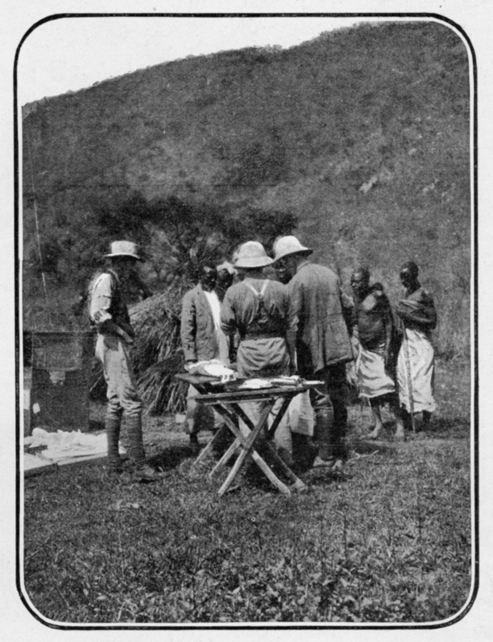 Discutiendo la situación: una conferencia en el campamento, de un artículo titulado A las Montañas de la Luna publicado en The Graphic, 27 de octubre de 1906 de English Photographer