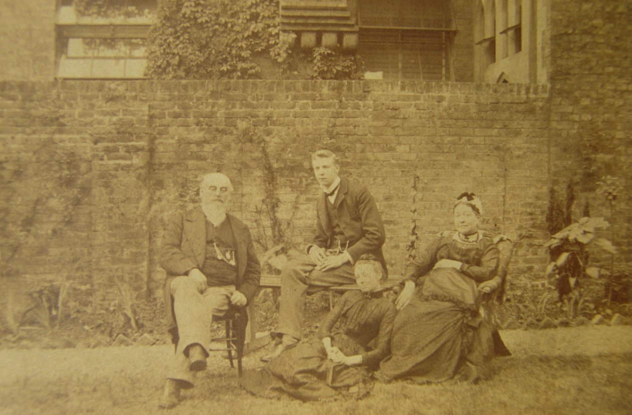 Dr. William R. Woodman (1828-91) con su familia en su casa de Londres, c.1887 de English Photographer