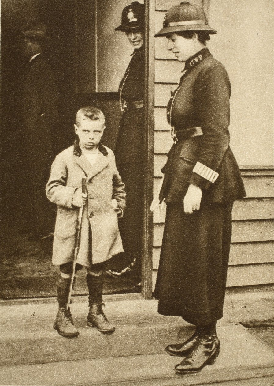 Niño del East End con una policía de English Photographer