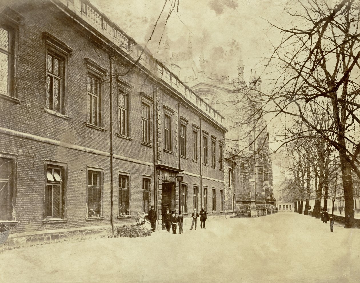 Eton College, una vista hacia la entrada al School Yard y la Capilla del Colegio, años 1860 de English Photographer