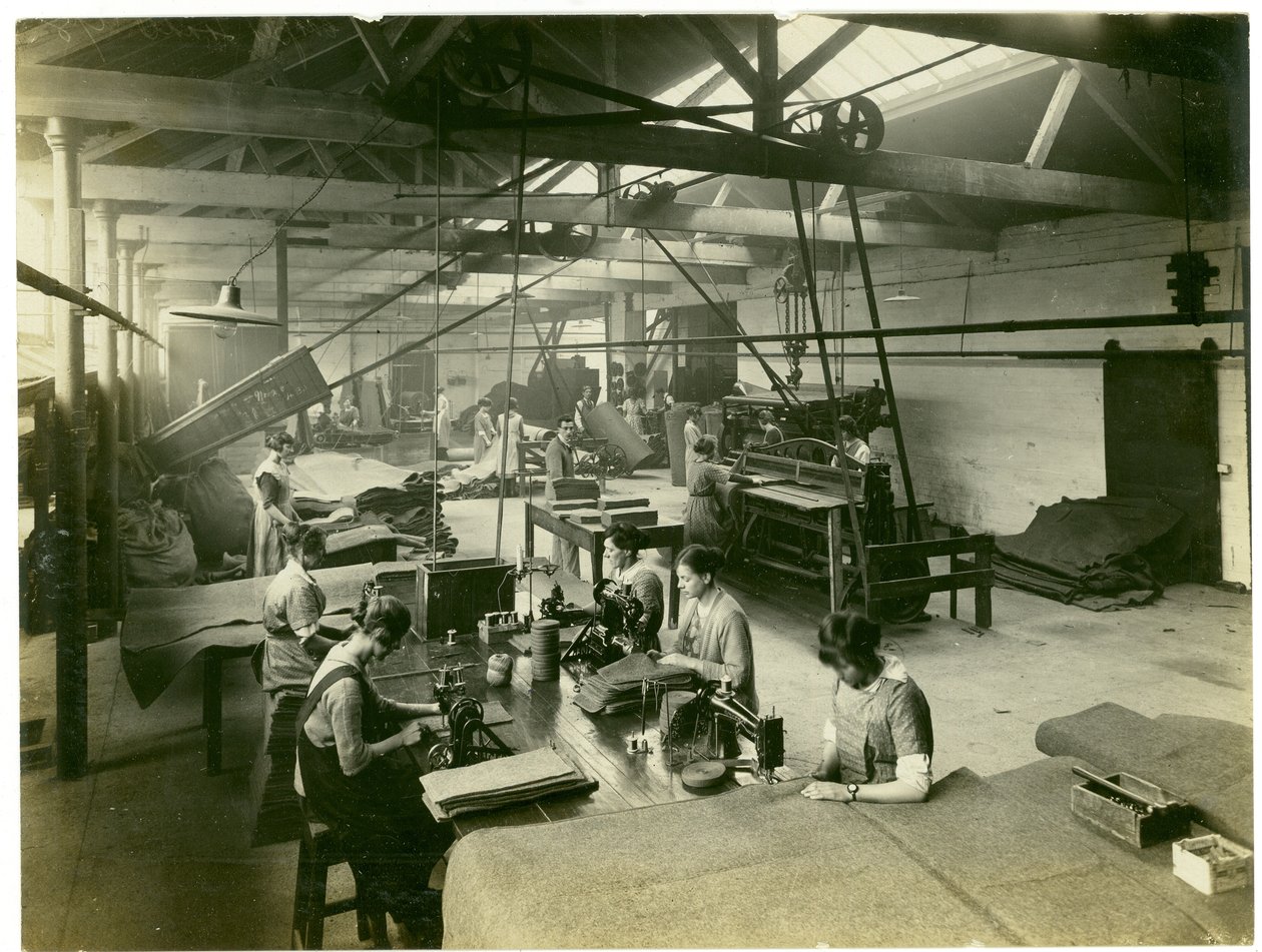 Departamento de acabado de fieltro, molino Long Meadow, 1923 de English Photographer