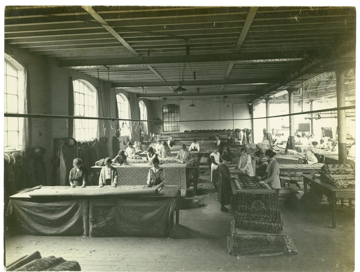 Sala de acabado, sección de chenilla, fábrica de alfombras, 1923 de English Photographer