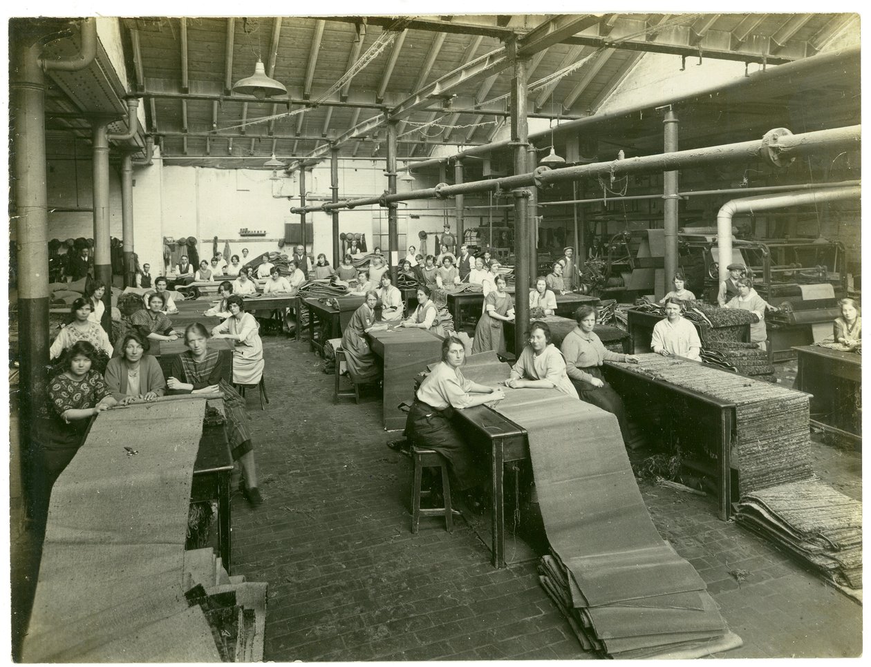 Sala de acabado, fábrica de alfombras, 1923 de English Photographer
