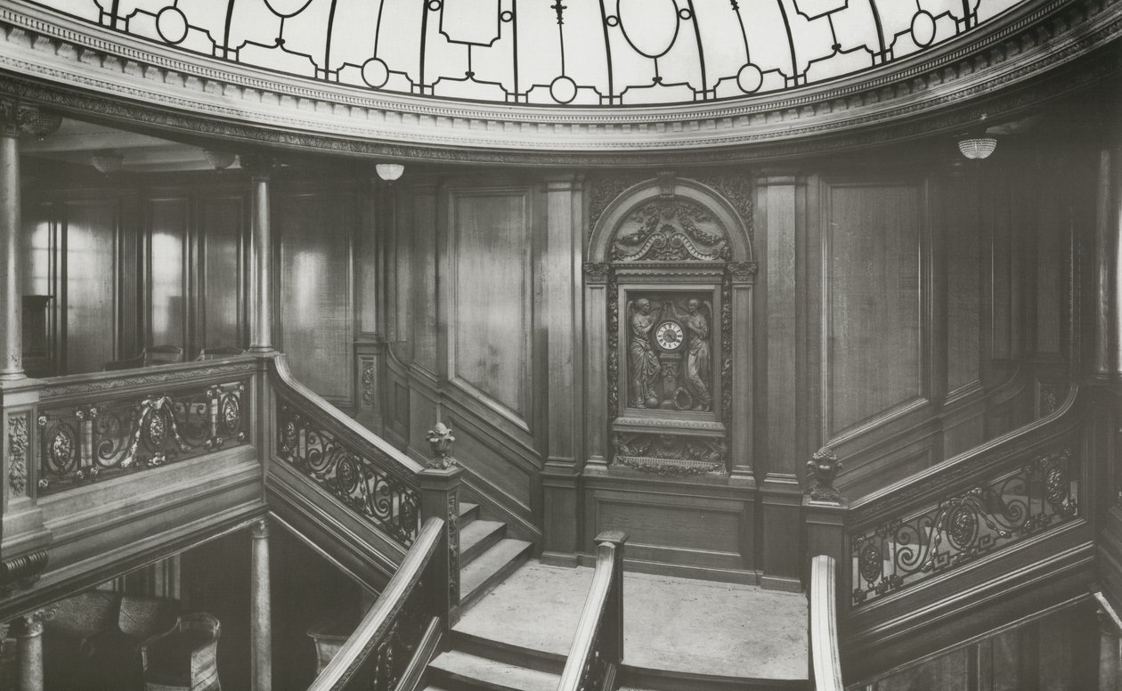 Escalera de primera clase en el RMS Olympic, 4 de enero de 1912 de English Photographer