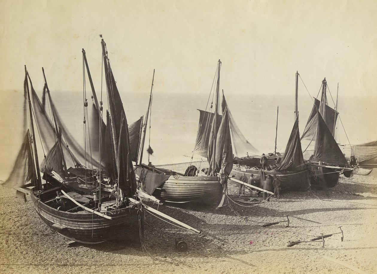 Barcos de pesca varados en la playa en Shoreham-by-Sea, c.1880 de English Photographer