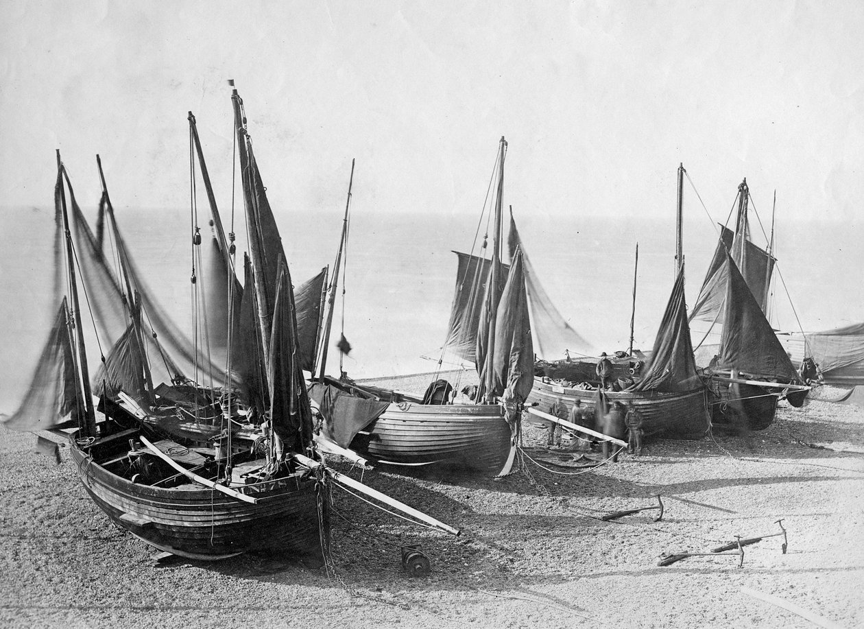 Barcos de pesca varados en la playa en Shoreham-by-Sea, c.1880 de English Photographer