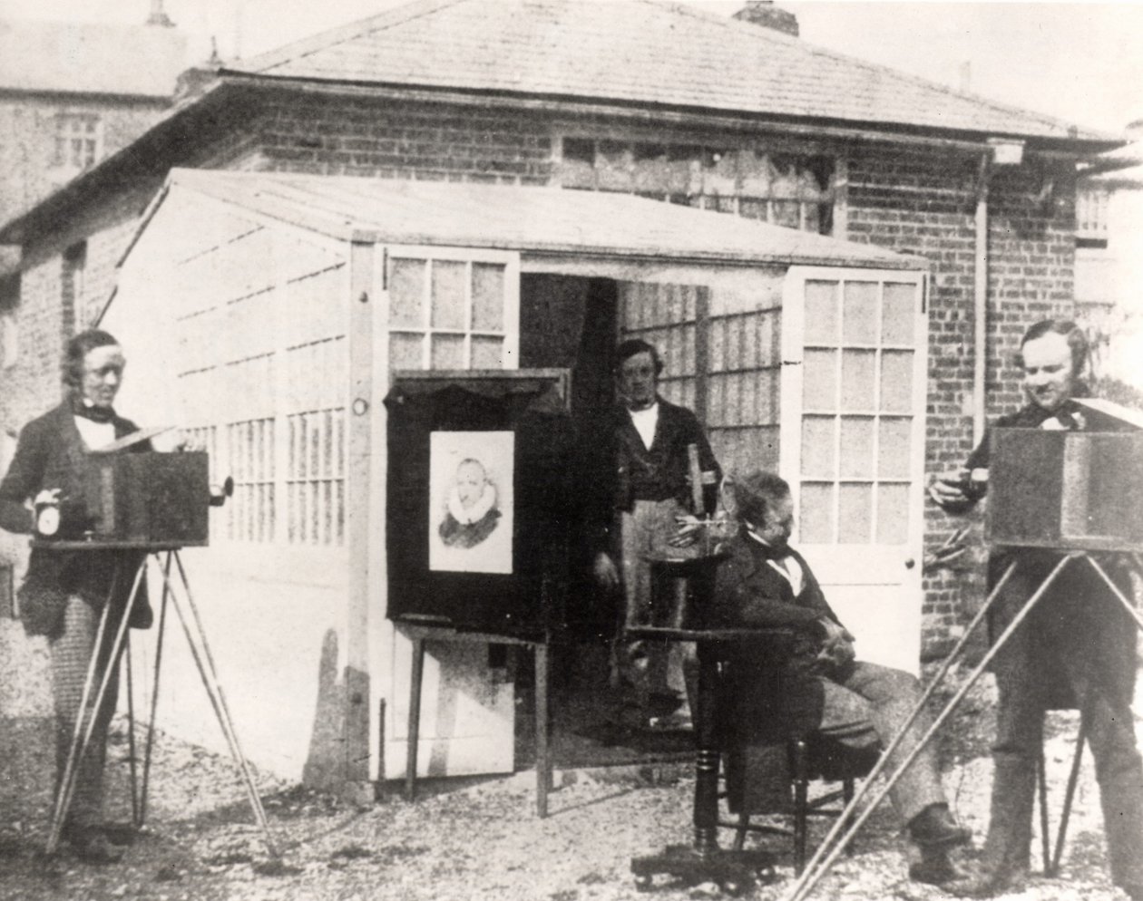 Fox Talbot (derecha) en el establecimiento fotográfico de Reading, c.1845 de English Photographer